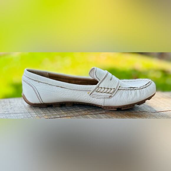 Cynthia Rowley Squeeze| White/Cream Leather Slip-On Loafers. Size 6M. NEW - Picture 2 of 7